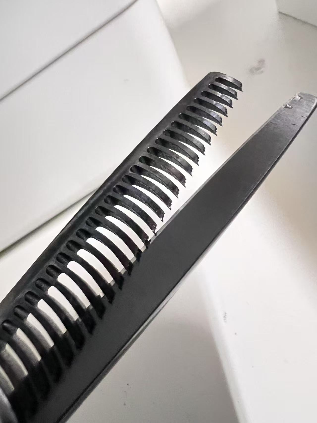 Third angle of thinning blade showing marks along the full length