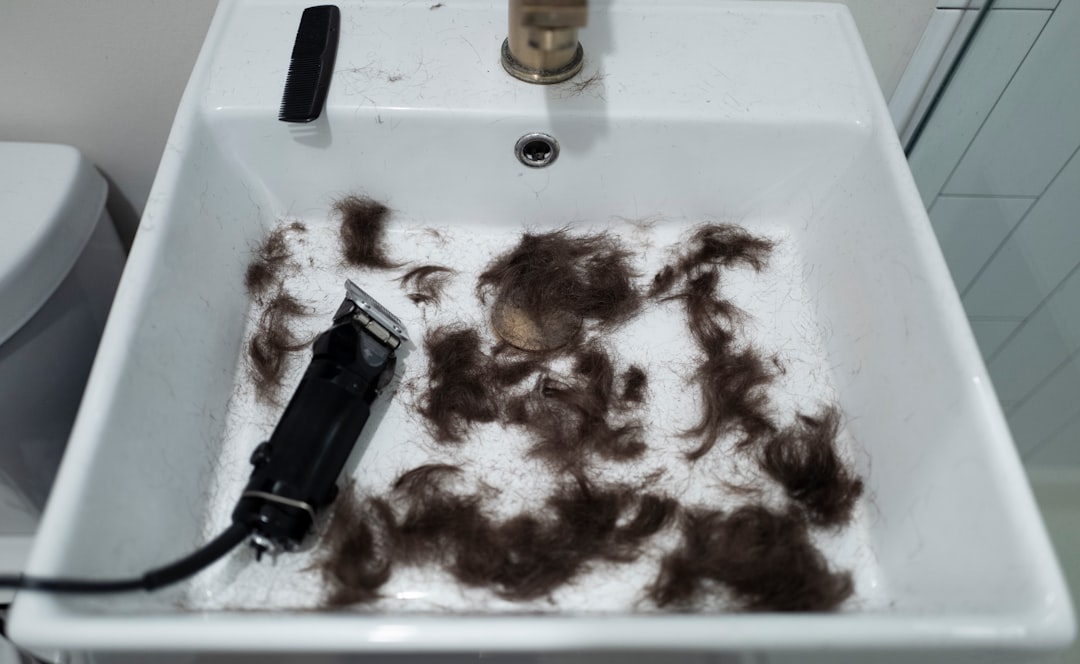 Stylist using texturizing shears to notch layers
