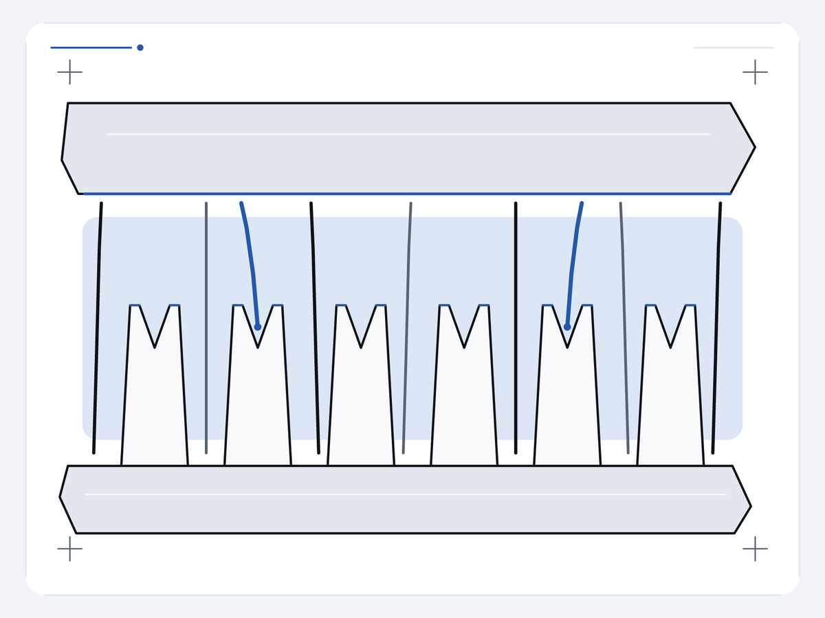 Representative macro diagram of six equal-height thinning-shear teeth with centered V recesses, example blue fibers positioned in two recesses, neutral fibers in the clearances and a generic opposing edge above.